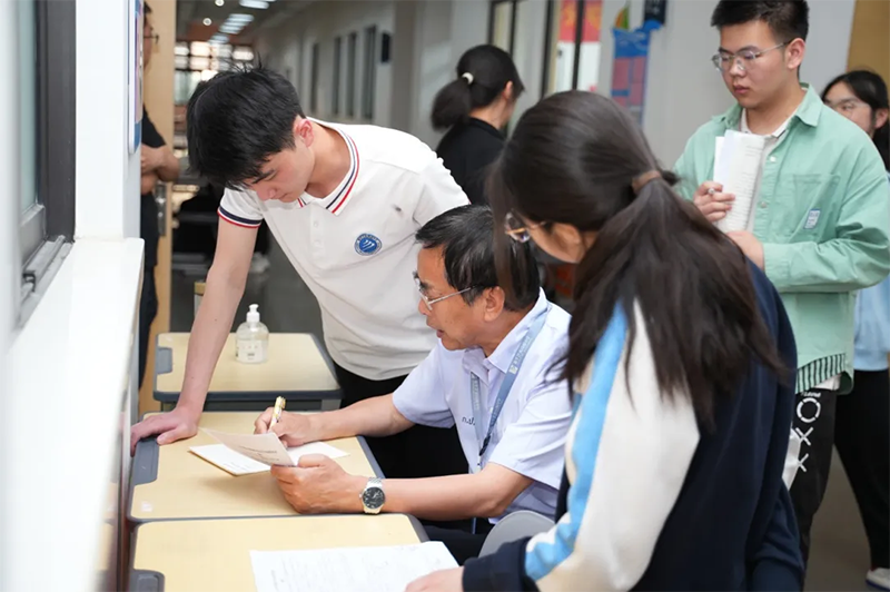 【高三級部】勠力同心拼高考，高三沖刺不孤單——全體高三教師“送餐”式服務(wù)學(xué)生高考