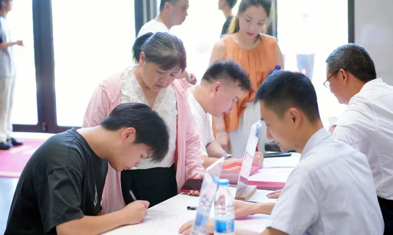 從“新”出發(fā)，“新”向未來——新華高級中學(xué)2024級高一新生報(bào)到紀(jì)實(shí)