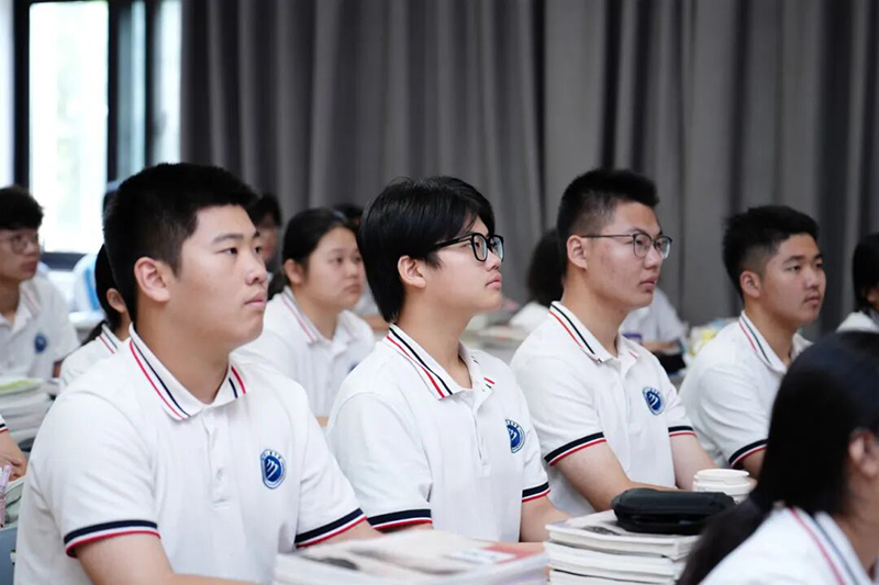 觀閱兵盛典，筑強(qiáng)國(guó)夢(mèng)想——新華高級(jí)中學(xué)組織全校師生觀看“九三”閱兵儀式